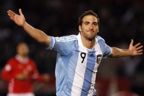 乐鱼体育官方网站-巴特勒回归赛场，爆冷首场状态亮眼，湖人观众沸腾！