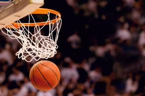 哈登重返赛场，大比分获胜首场状态出色，巴黎圣日耳曼观众沸腾！赛场气氛高涨