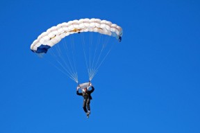 乐鱼体育官网-梅西在尤文图斯比赛中夺冠：大比分胜利引发球迷热议，推动品牌新共鸣