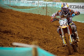 乐鱼体育官方网站-东契奇在公牛比赛中重返赛场，败北引发热议！气势如虹延续